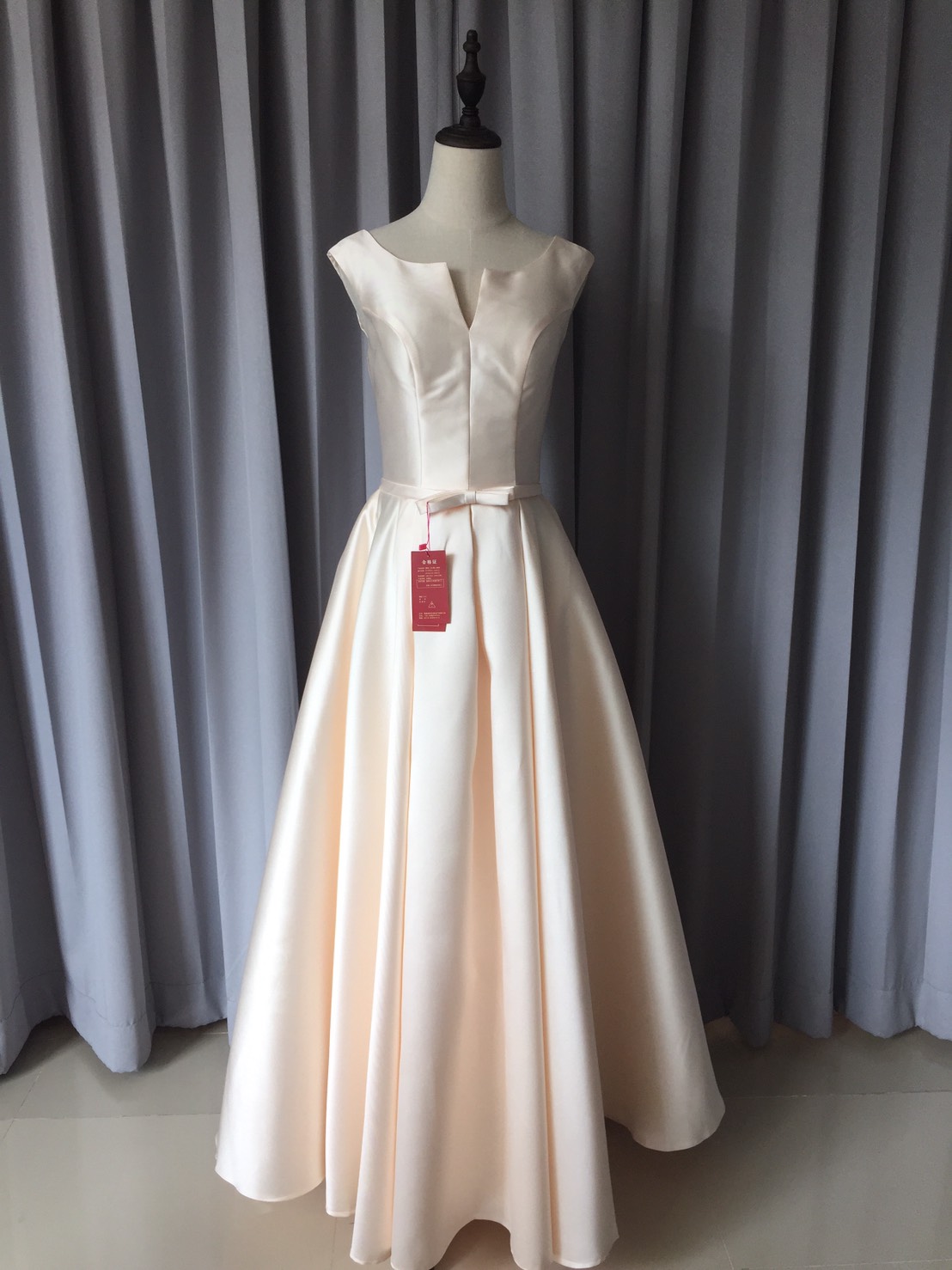 พร้อมส่ง ชุดราตรียาว แบบแขนกุด ผ้าซาตินเรียบหรู แต่งโบว์2ชั้น ช่วงเอว สีครีม Champagne (เชือกผูกหลัง)