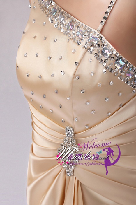 พร้อมเช่า ชุดราตรียาว ไหล่เฉียง สีแดงก่ำ จับจีบที่เอว คอประดับลูกปัดคริสตัลสวยหรู