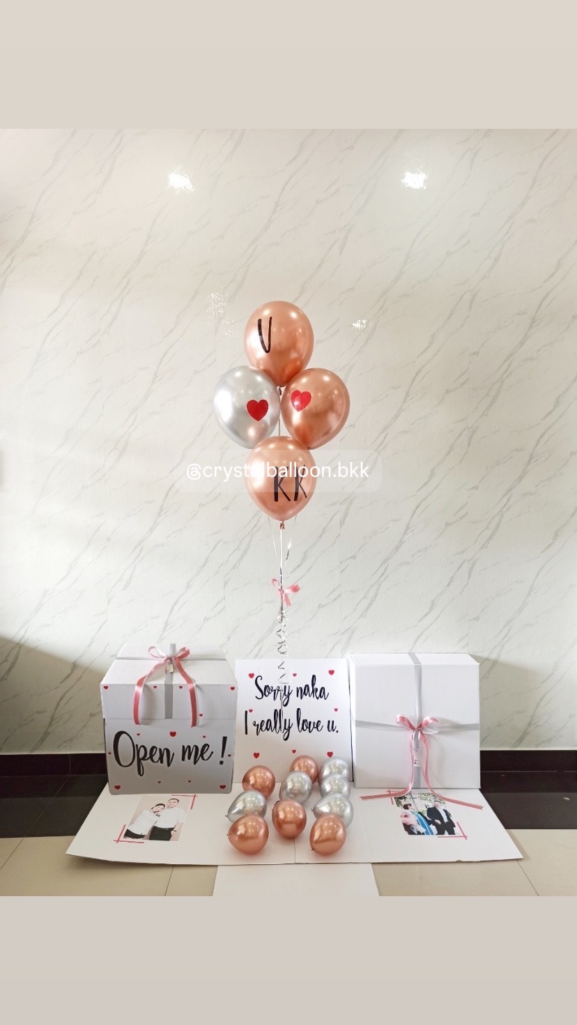 Surprised Box ลูกโป่งง้อแฟน แบบกล่อง พร้อม ลูกโป่ง 4 ลูก พร้อมตกเเต่ง สามารถใส่รูปได้ 2 ใบ สามารถเปลี่ยนสีลูกโป่ง/เปลี่ยนสีข้อความได้