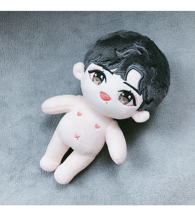 ตุ๊กตาเซียวจ้าน (20 cm.) ชุดเสื้อยืดกุชชี่ แฟชั่นสนามบิน