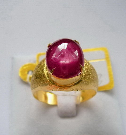 ทับทิมพ ม่า Ruby Burma ติด Starบางๆ เนื้อแก้ว สีแดง เลือดนกอมชมพู มีติดลายในเนื้อ ขนาด 12.82x10.37x4.85 mm. นน.6.83 ct.