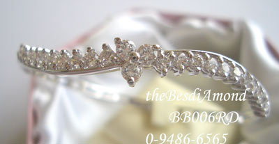 BB006RD+++กำไลวงนี้สวย แอบหรู ดีไซน์หรู แต่ไม่เวอร์ งาน curve น้อย เพชรเรียงตาม curve ทำเก๋ตรงกลาง เป็นรูปสามเหลี่ยม(คล้ายดอกจิก) สาวๆไม่ควรพลาดนะคะ