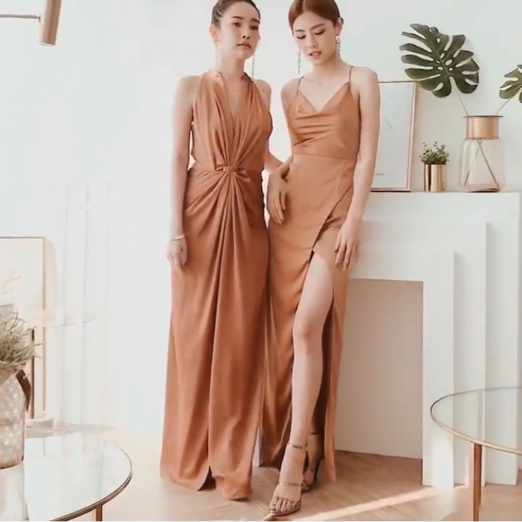 พร้อมเช่า ชุดราตรียาว ชุดเดรส แนวคล้องคอ จับเดรปหน้า สีส้มอิฐ สีน้ำตาล