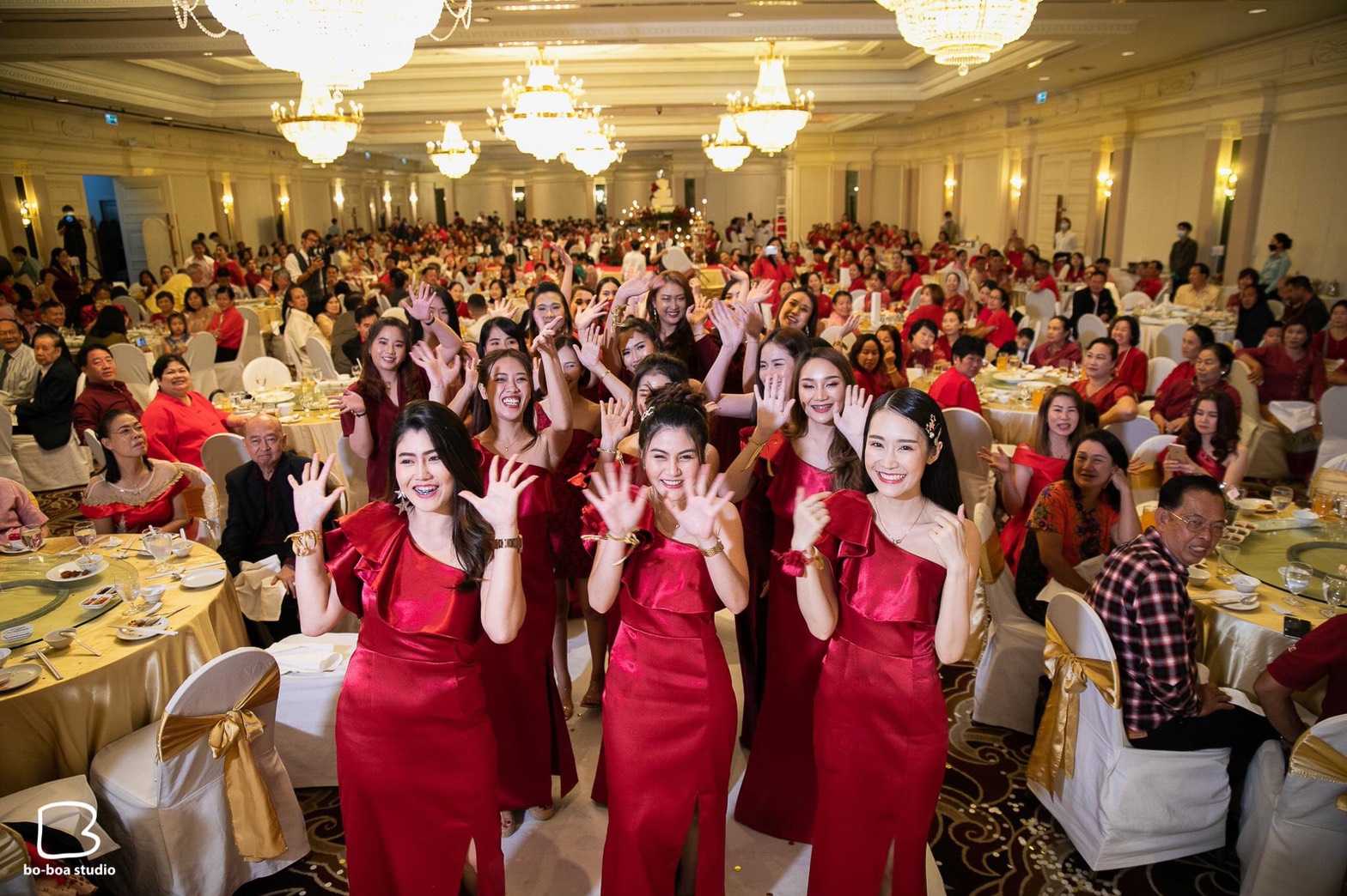 พร้อมเช่า ชุดเดรส เดรสไหล่เดียว ผ้าดัชเชส แพทเทิร์นเนียบ แต่งระบายสะโพก สีไวน์แดง