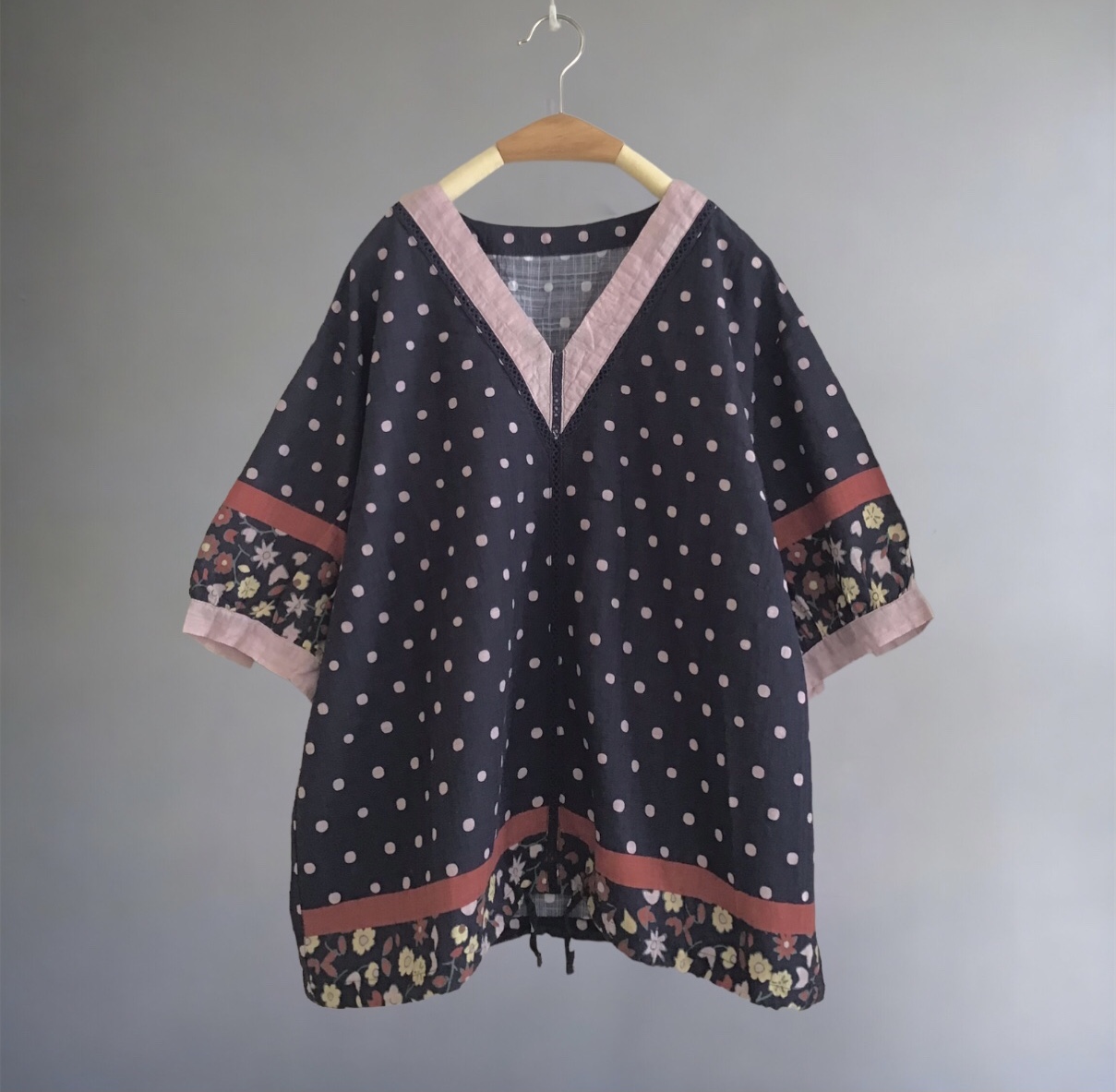 เสื้อคอวีผ้าฝ้ายลายจุดแต่งลูกไม้