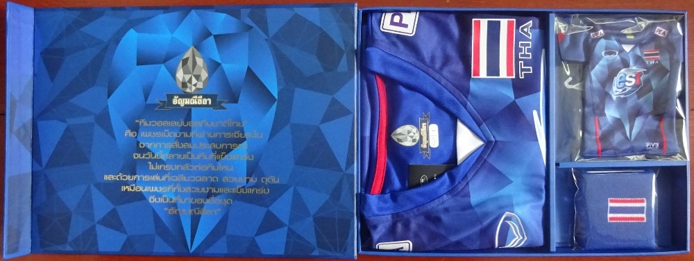 เสื้อวอลเลย์บอล ทีมชาติไทย ชุดที่ 1 ชุดลุยศึก FIVB เวิลด์กรังด์ปรีซ์ 2016 (เสื้อผู้หญิง) พร้อมกล่องที่ระลึก ใหม่ L-Size / THAILAND Volleyball Shirt First Kit FIVB World Grand Prix 2016 (Female) Jersey with Box Set NEW L-Size