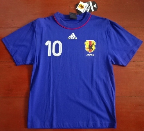 เสื้อที-เชิ๊ต (เสื้อยืดคอกลม) ฟุตบอล ทีมชาติญี่ปุ่น ชุดที่ระลึก ฟุตบอลโลก 2006 พร้อมติดชื่อและเบอร์ #10 นากามูระ ใหม่ MB-Size / JAPAN Football T-Shirt Souvenir Kit FIFA WORLD CUP 2006 with #10 NAKAMURA Printing Jersey NEW MB-Size