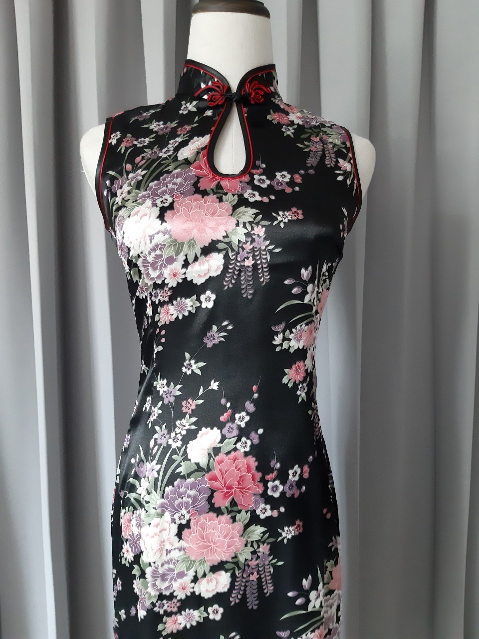 Pre-order กี่เพ้า ผ้าแพร สีดำ พิมพ์ลายดอกไม้ ตัดเย็บอย่างดี