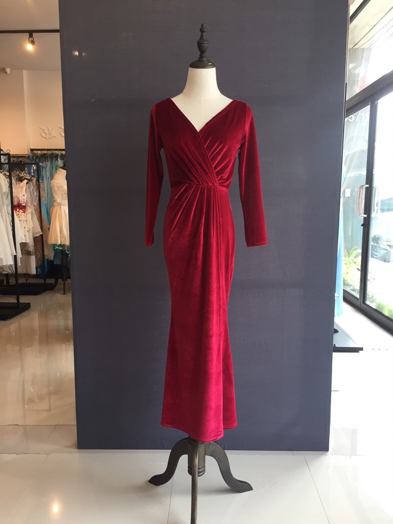 พร้อมส่ง ชุดราตรียาว กำมะหยี่แขนยาว เดรสยาวทรงหางปลา สีไวน์แดง