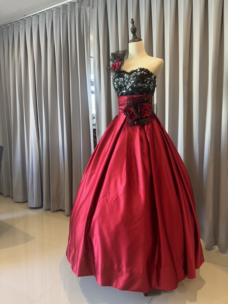 พร้อมเช่า ชุดแฟนซี ชุดราตรียาว แบบไหล่เฉียง สีแดง-ดำ แต่งดอกปักเลื่อมหรู ชุดจริงสวยเหมือนแบบ (เชือกผูกหลัง)