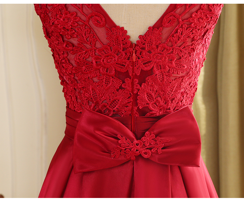 พร้อมเช่า ชุดราตรียาว แขนกุด สีแดง อกแต่งลูกไม้ กรโปรงเนื้อผ้ามัน คาดเอวคริสตัล เซ็กซี่ผ้าหลัง เพิ่มเข็มกลัดโบว์ช่วงหลัง