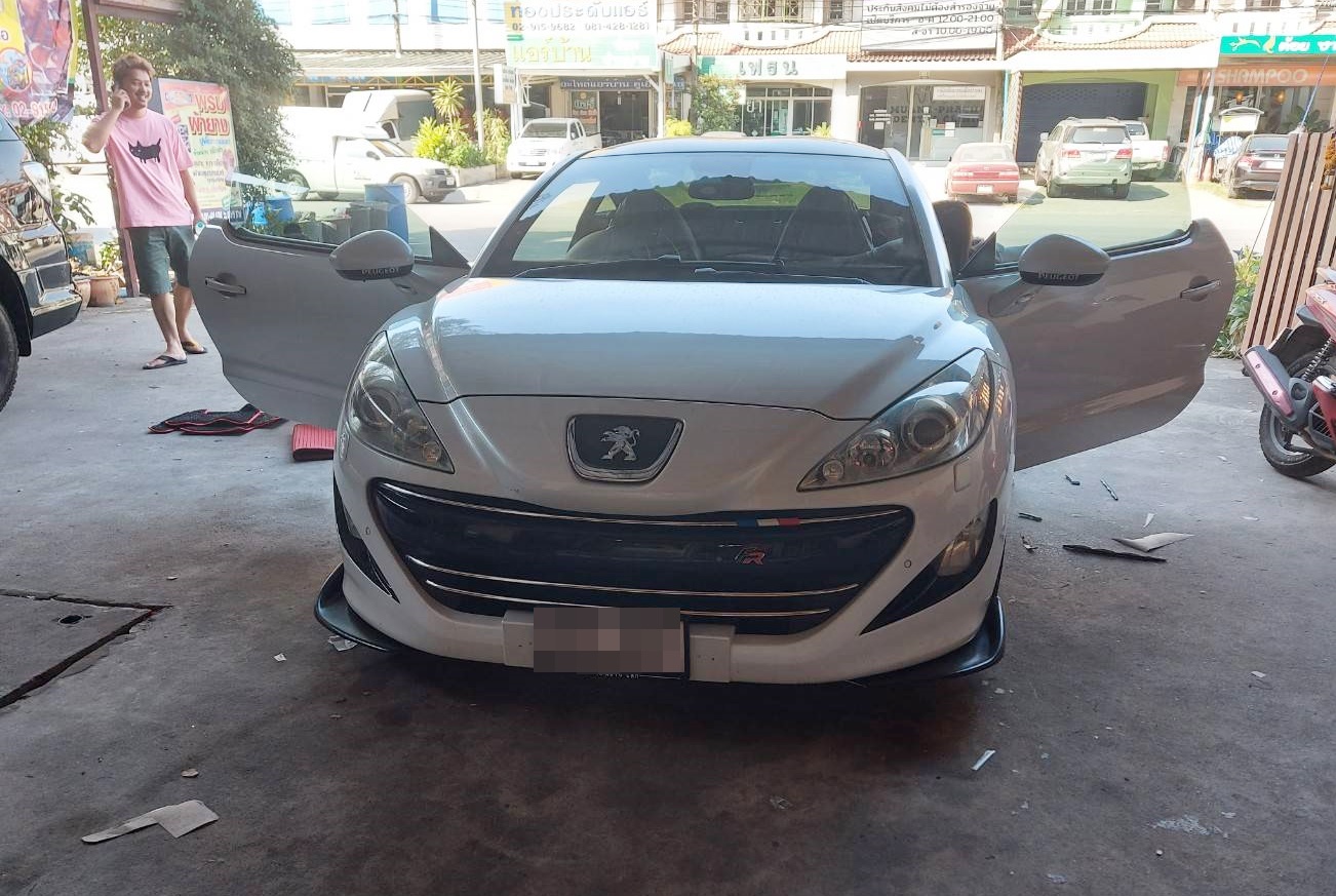 โรงงานตัดพรมรถยนต์ Peugeot RCZ ปูพรม6D สีแดงไวน์ เข้ารูป