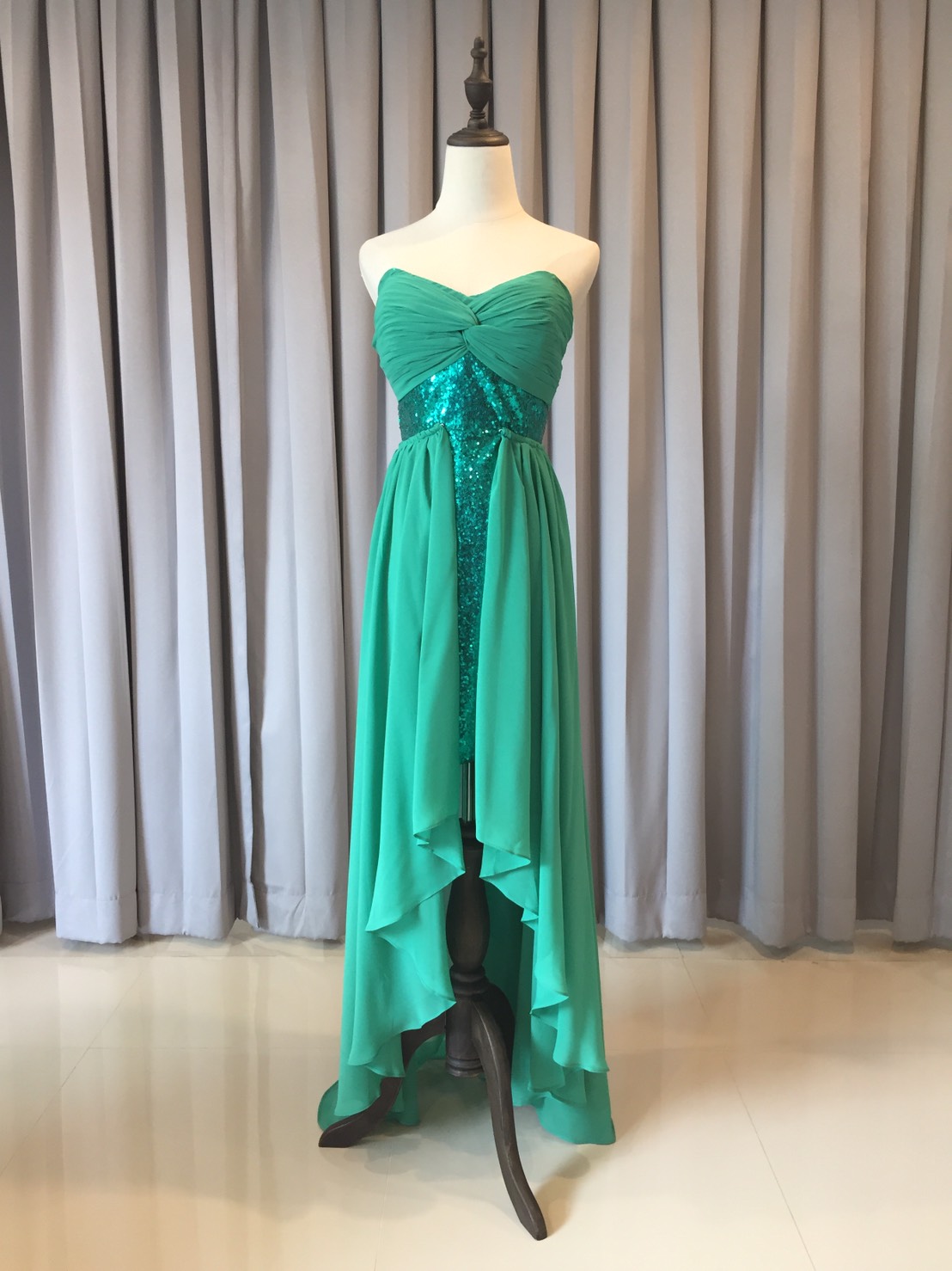 พร้อมเช่า ชุดราตรีสั้น เกาะอก สีเขียวเข้ม เข้ารูปปักเลื่อม อกแต่งผ้าชีฟอง หางปลาสามารถถอดได้