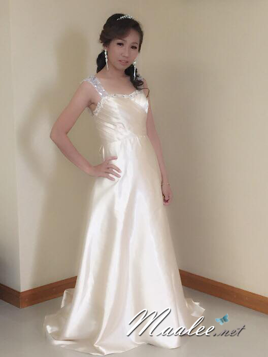 พร้อมเช่า ชุดราตรียาว สีครีม Champagne ผ้าซาตินมันเงา สวยหรู ประดับคริสตัลช่วงบนอกจับจีบ ชายกระโปรงยาว