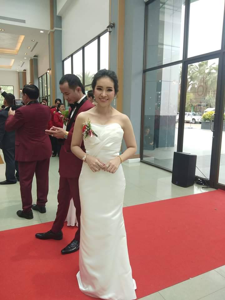 พร้อมเช่า ชุดเจ้าสาว/เพื่อนเจ้าสาว ราตรียาว แบบเกาะอก ทรงหางปลา สีขาว เรียบหรู แต่งผ้าแก้วช่วงอก กระโปรงผ้าซาติน ชายยาว