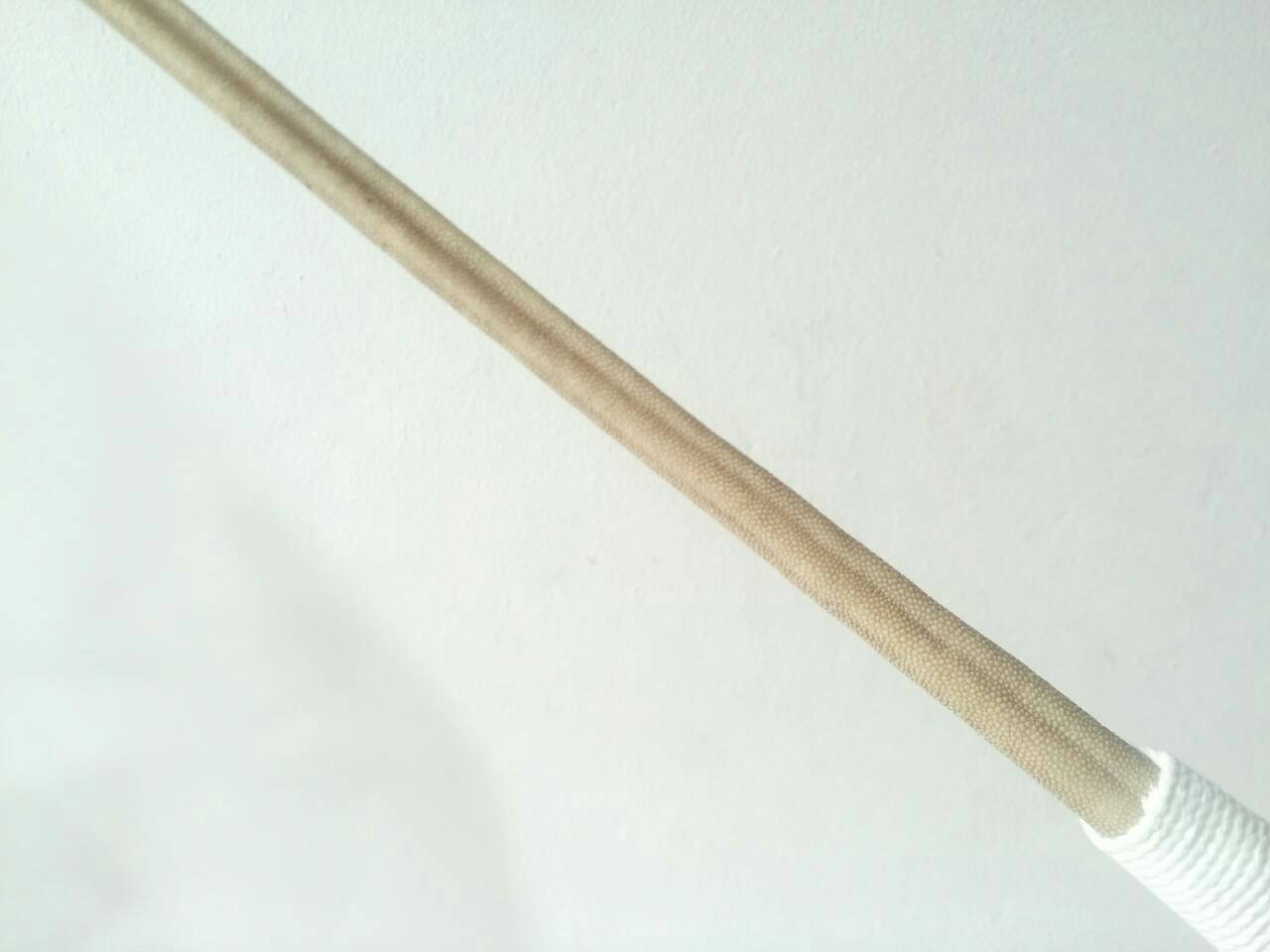 หางปลากระเบน แส้ปลากระเบน หางกระเบน ด้ามพันเชือกสวยงาม ความยาวประมาณ 1 เมตร