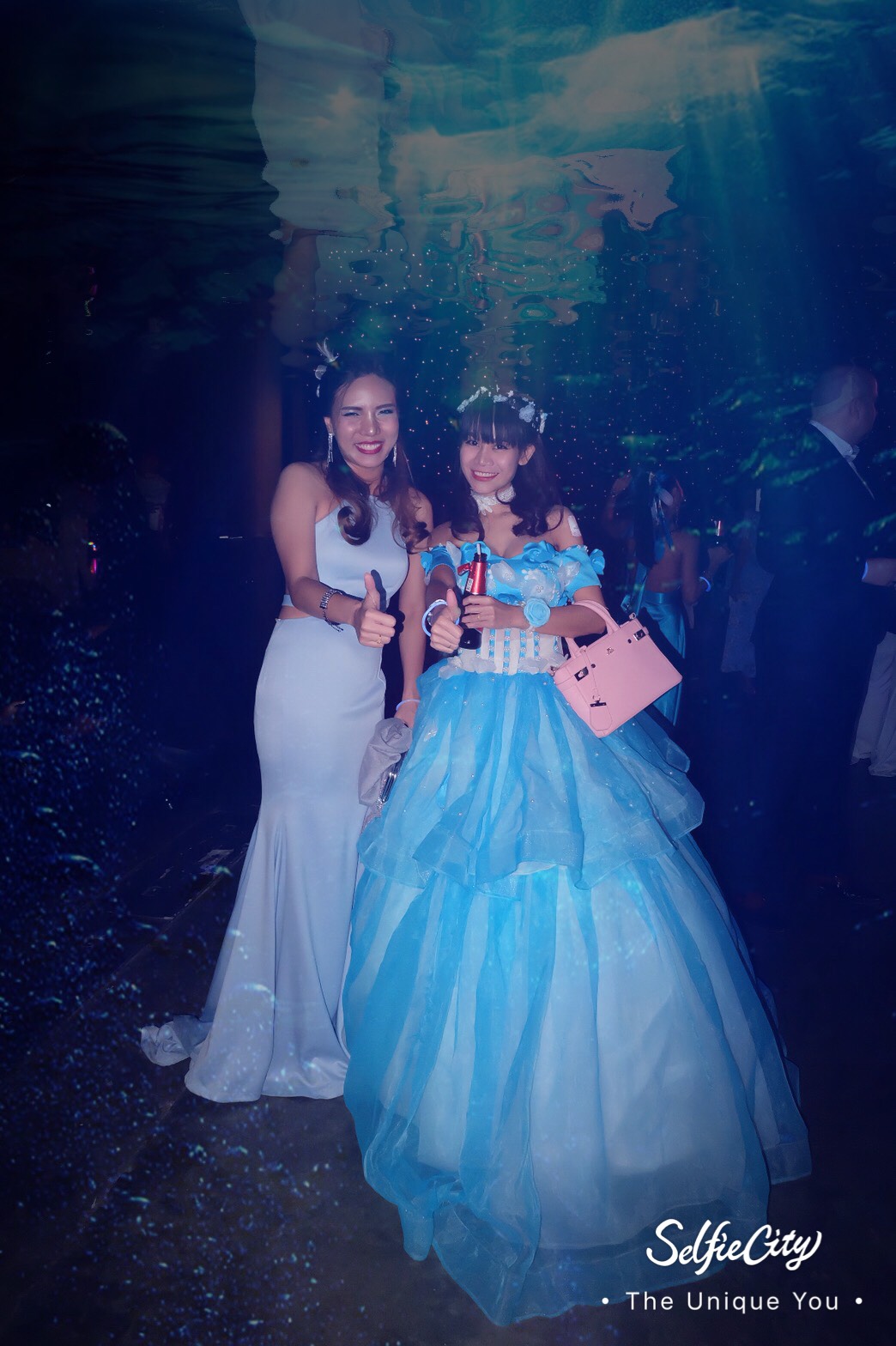 พร้อมเช่า ชุดแฟนซี ชุดราตรียาว สีฟ้า-ขาว แบบไหล่ปาด กระโปรงผ้าแก้วพองสวย แต่งดอก&ลูกปัด เชือกผูกหลัง