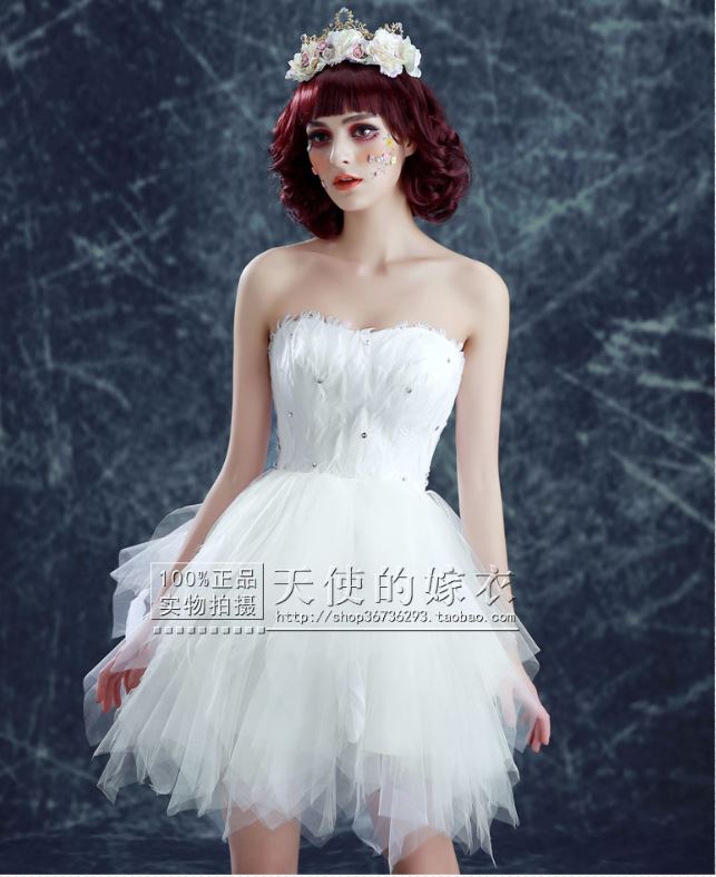 พร้อมเช่า ชุดแฟนซี ชุดราตรีสั้น สีขาว เกาะอก ขนนก กระโปรงระบายเป็นชั้น ๆ เชือกผูกหลัง