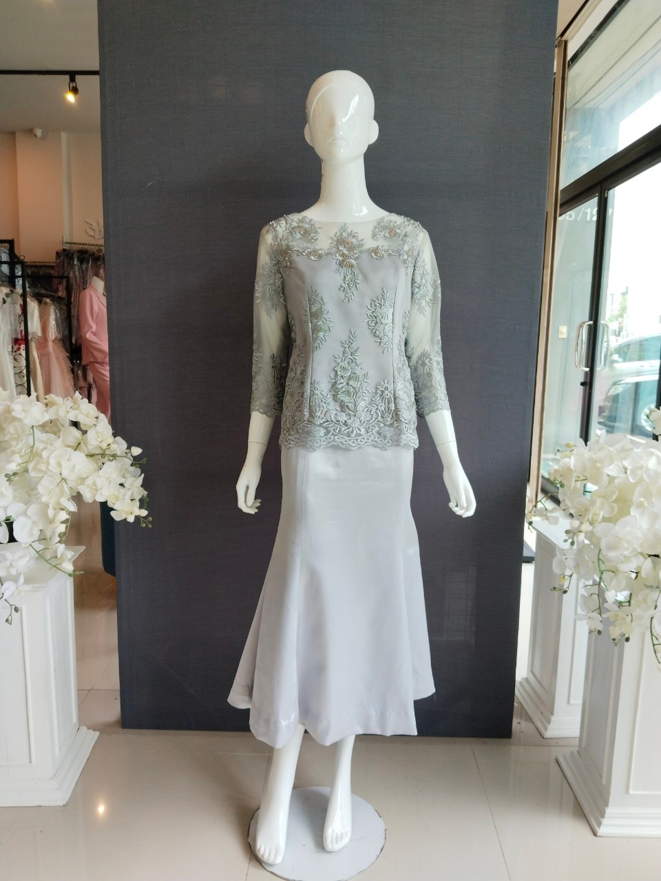 พร้อมเช่า ชุดลูกไม้ เสื้อลูกไม้ สีเทา แขนยาว กระโปรงทรงหางปลา