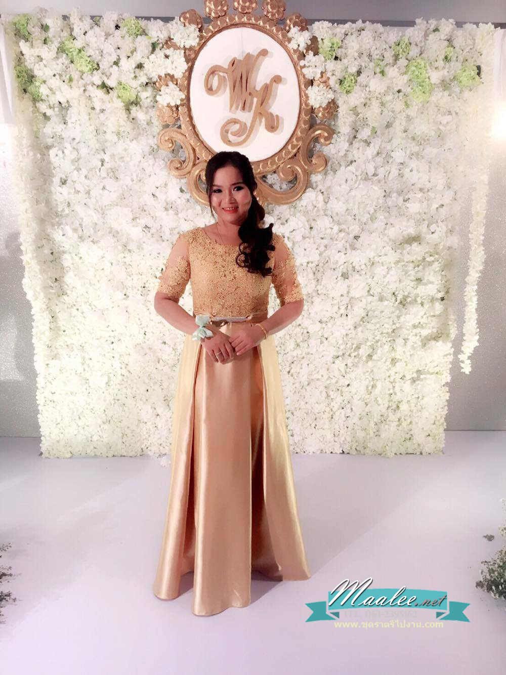 พร้อมเช่า ชุดราตรียาว แขนสามส่วน สีทอง อกแต่งลูกไม้ กรโปรงเนื้อผ้ามัน คาดเอวคริสตัล เพิ่มเข็มกลัดโบว์ช่วงหลัง