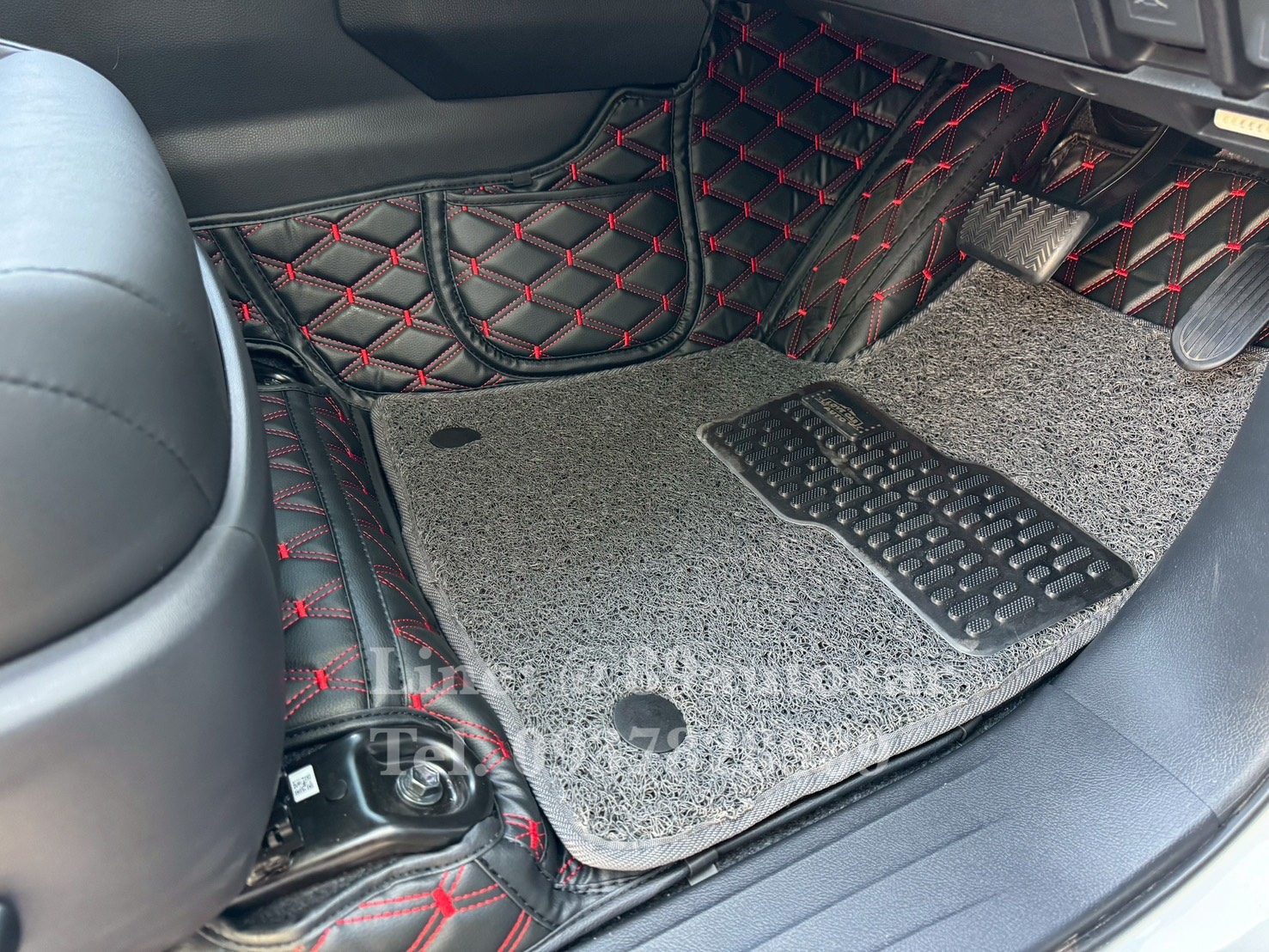 พรมรถกระบะ Toyota Travo 4 ประตู ปูพรม7D VVIP สีดำด้ายแดง เสริมไวนิลดักฝุ่นสีเทาเข้ม