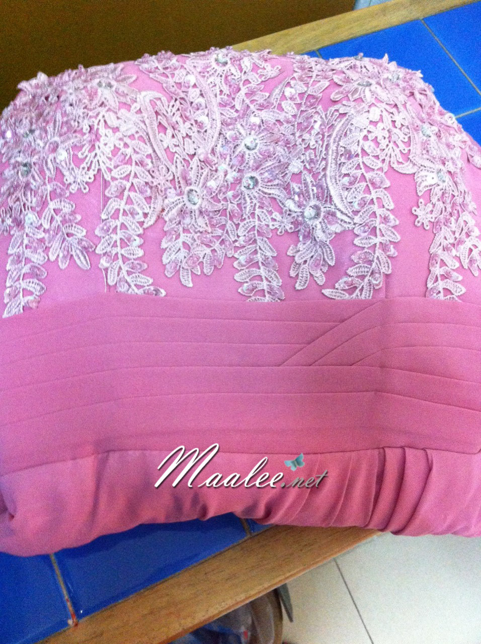 พร้อมเช่า ชุดราตรียาว แบบปาดไหล่/แขนยาว สีชมพู แต่งลูกไม้ปักเลื่อมลายใบไม้ ผ้าชีฟอง ซิปหลัง (ดูสีจริงได้ข้างล่าง)