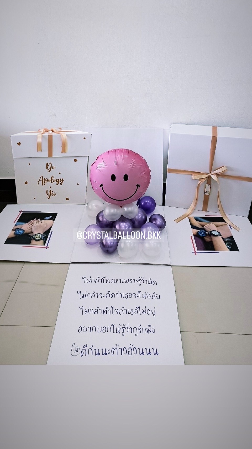 Surprise Box ลูกโป่งง้อแฟน แบบกล่อง ฟอยล์ยิ้มชมพู ตั้งฐาน พร้อมตกแต่ง สามารถใส่รูปได้ 2 ใบ สามารถเปลี่ยนสีลูกโป่ง/เปลี่ยนสีข้อความ/เปลี่ยนฟอยล์ตกแต่งได้