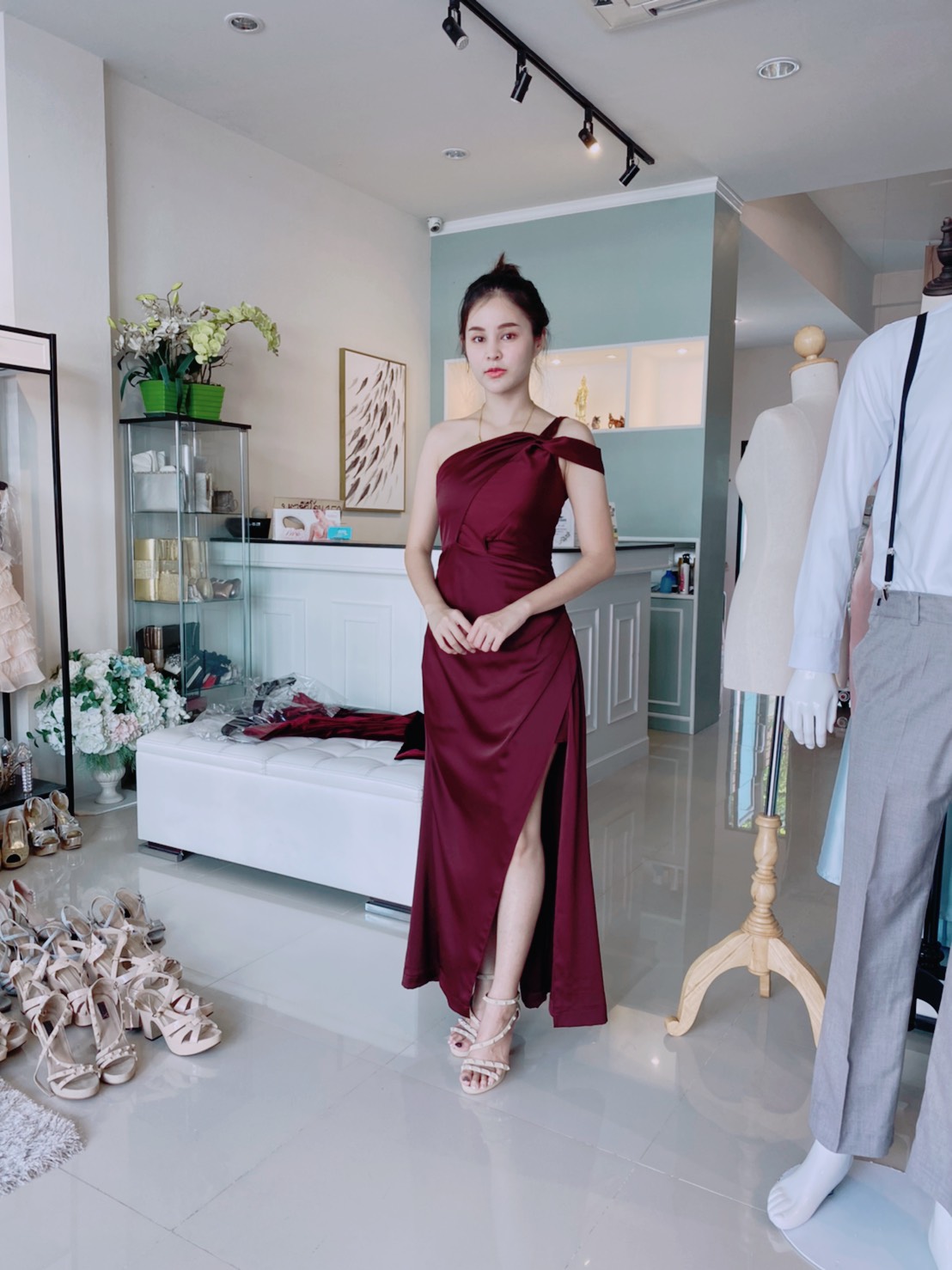 พร้อมเช่า ชุดราตรียาว ชุดเดรส ไหล่เดียวยอดฮิต จับเดรปหน้า สีแดงเบอร์กันดี สีไวน์แดง
