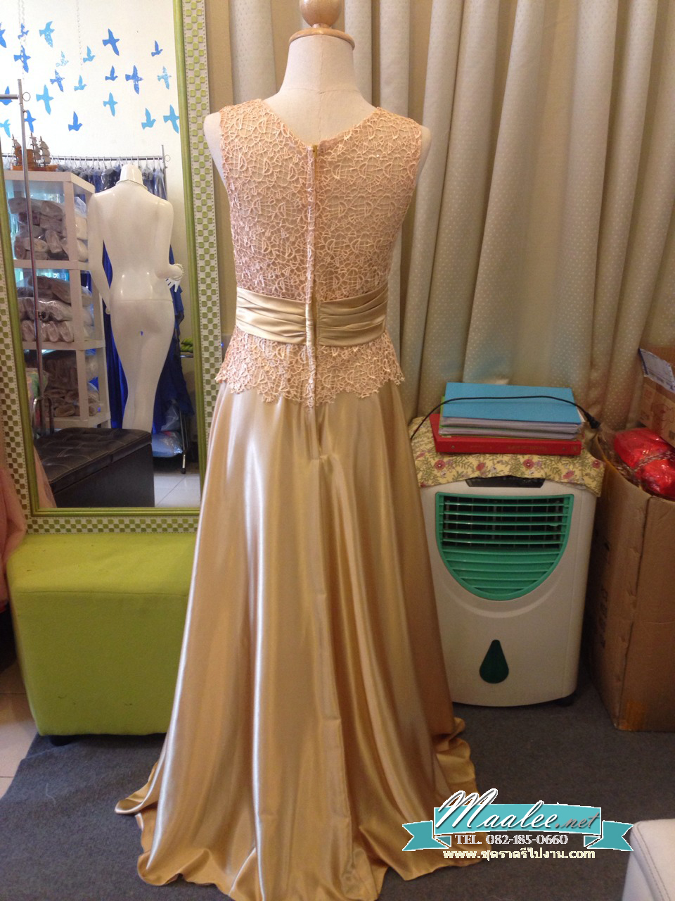 พร้อมเช่า ชุดราตรียาว แขนยาว แต่งลูกไม้ฉลุ ผาคาดเอวซาติน สีทอง สวยเรียบหรู