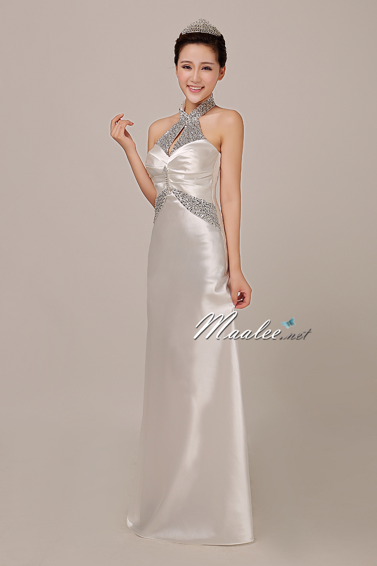 พร้อมเช่า ชุดราตรียาว คล้องคอ สีขาว ปักเลื่อมเน้นช่วงเอว และปกคอจีน