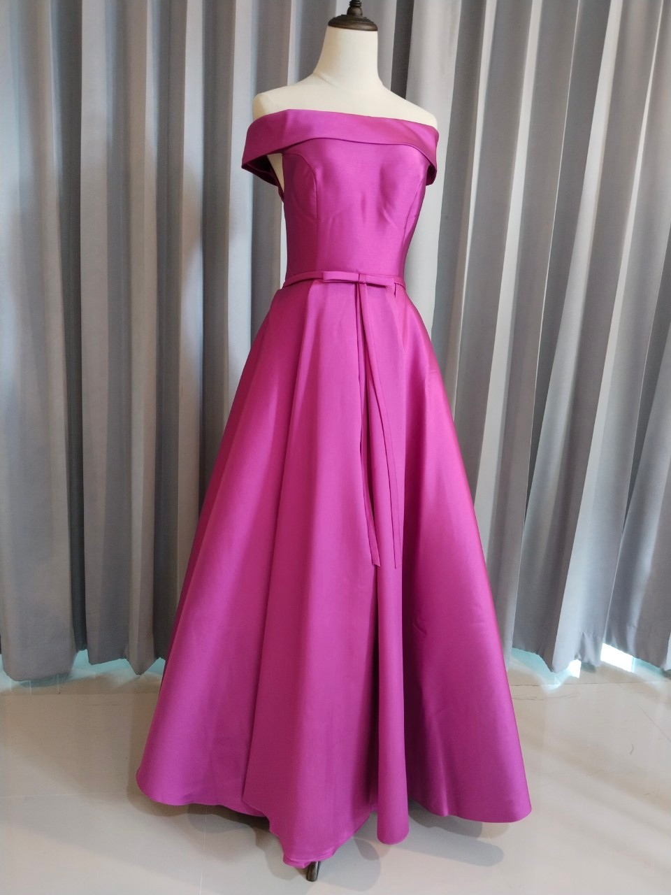 พร้อมเช่า ชุดราตรียาว แบบไหล่ปาด สไตล์วินเทจผ้าไหมดัชเชส กระโปรงทรงA แต่งโบว์2ชั้น ช่วงเอว สีม่วง (เชือกผูกหลัง)