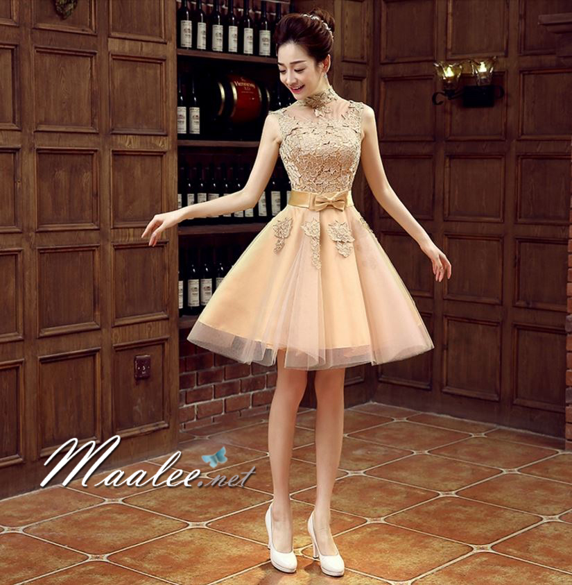 พร้อมเช่า ชุดราตรีสั้น หุ้มคอทรงคอจีน แขนกุด แต่งลูกไม้กระโปรงตาข่าย เพิ่มโบว์ช่วงเอว สวยหรู สีทอง (ซิปหลัง)