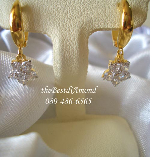 BE332===ต่างหูตุ้งติ้งดอกไม้=== น่ารักมากเลยนะคะ ด้านบนเป็นห่วงเรียบๆ ใช้เพชรขนาด 2 สตจำนวน 6เม็ดทำเป็นรูปดอกไม้ ห้อยเป็นส่วนของตุ้งติ้ง น่ารักดีค่ะ