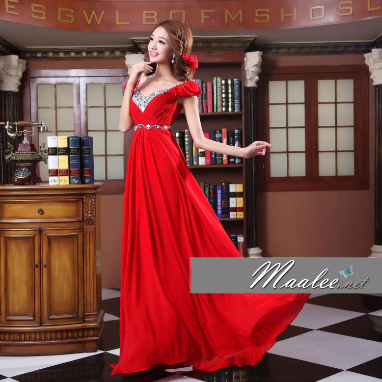 พร้อมส่ง ชุดราตรียาว สีแดง มีแขน แบบเปรี้ยวอมหวาน ปักเลื่อมช่วงคอ หลังผ่าตัววี