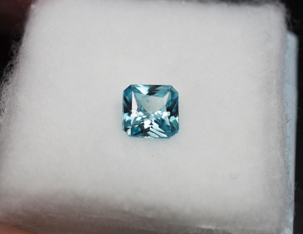 เพทายกัมพูชา 0.80 กะรัตสีฟ้า (0935)