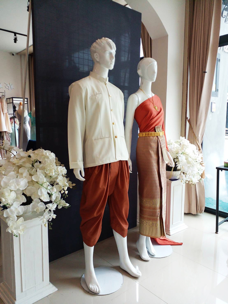 เช่า ชุดไทย ชุดเพื่อนเจ้าสาว ชุดไทยผ้าสีเทาส้มทอง สไบสีส้มอิฐ