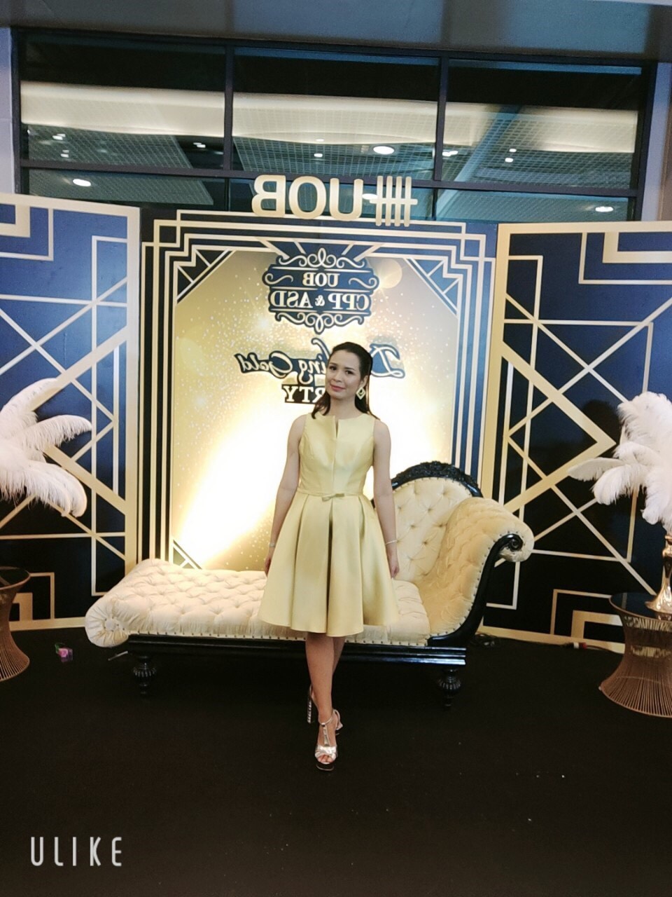 พร้อมเช่า ชุดราตรีสั้น แบบแขนกุด ผ้าซาตินเรียบหรู กระโปรงทรงA แต่งโบว์2ชั้น ช่วงเอว สีทอง (เชือกผูกหลัง)