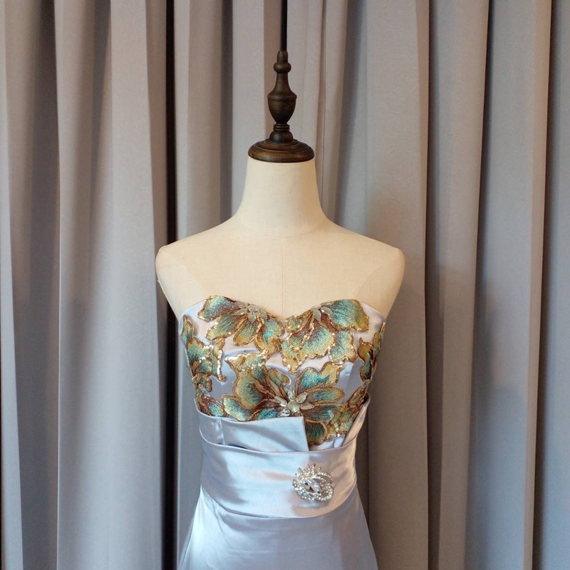 พร้อมเช่า ชุดราตรียาว สีเงิน เกาะอกลูกไม้ปัก ทรงหางปลา ผ้าซาติน