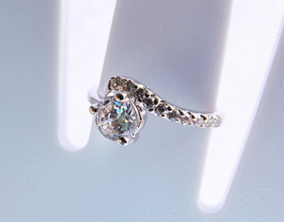 BR202RD+++แหวนชูผสมแถวแบบเอี้ยว แบบ2++ งานน่ารัก เก๋ไก๋ สวยมากๆ ดีไซน์เท่ห์ ด้วยบ่าเพชรข้างเดียว และบ่าอีกข้างเป็นงานทอง น่าร๊ากก