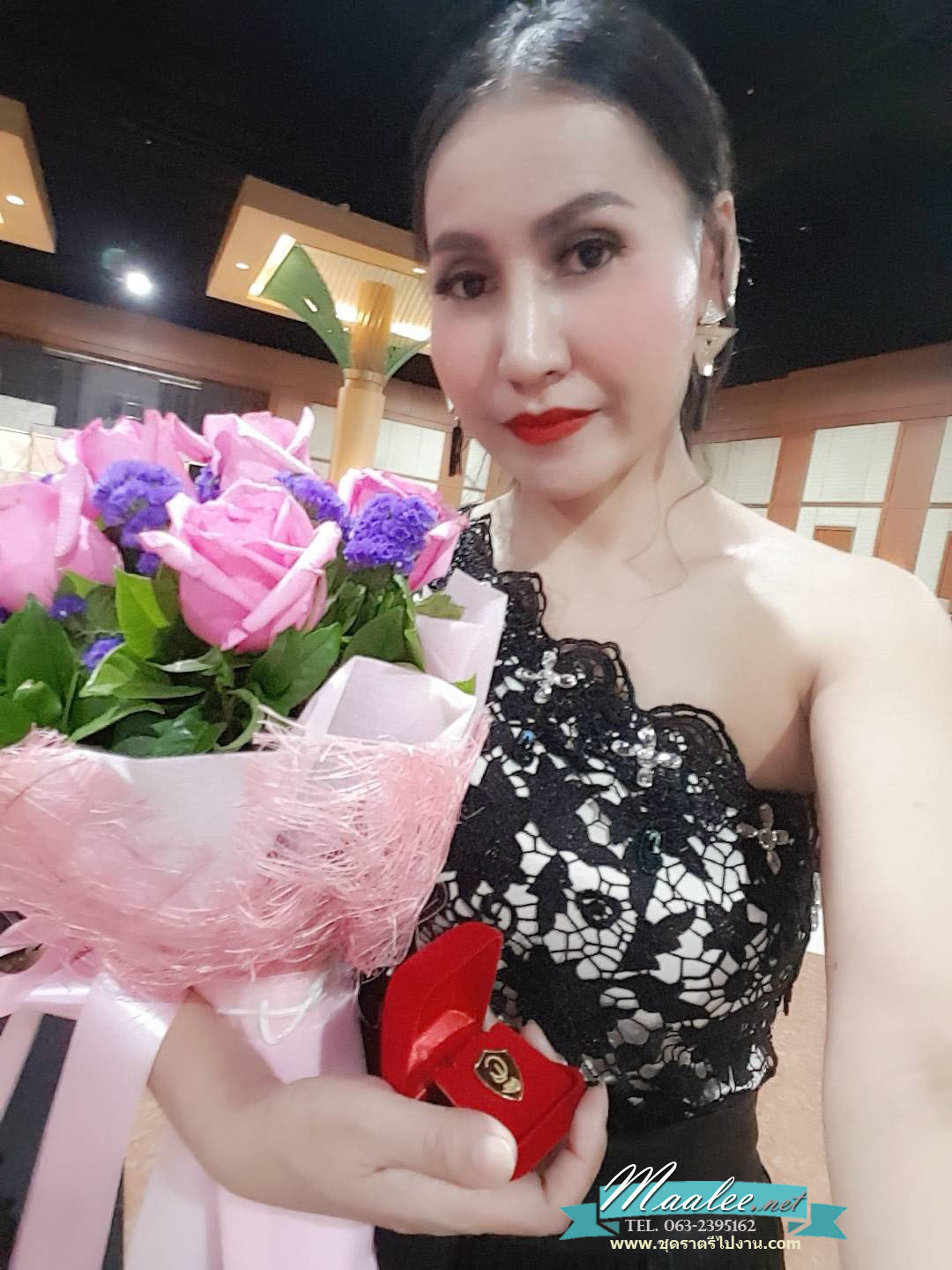 พร้อมเช่า ชุดราตรียาว ไหล่เดียว อกแต่งลูกไม้ ประดับคริสตัลหรู กระโปรงเนื้อนิ่มผ้ามัน สีดำ