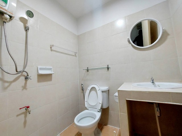 ขายทาวน์เฮ้าส์หมู่บ้านรัชธานี 5 ซอยดวงมณี 2 ชั้น 2 ห้องนอน 2 ห้องน้ำ รีโรเวทใหม่ มีแอร์ พร้อมเข้าอยู่