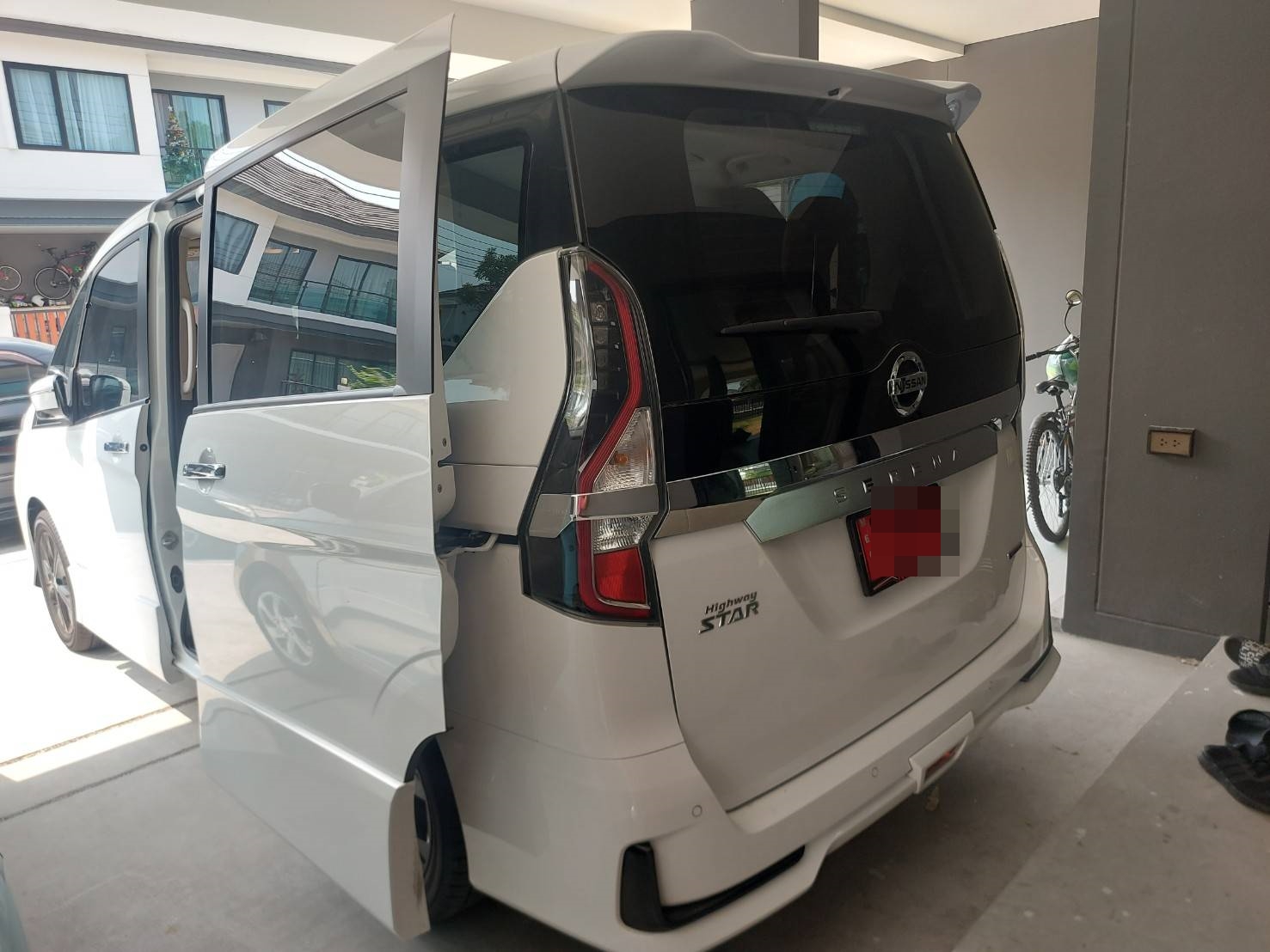 พรมปูพื้นรถยนต์ Nissan SERENA S-Hybrid Highway Star (C27) ปี 2024-2025 ปูพรมVVIP สีน้ำตาลเข้มด้ายทอง เต็มคัน