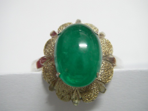 มรกต (Emerald) มรกตโคลัมเบีย สีหวานเขียวสด เนื้อเนียนนูนเด่นสวยงามมาก ขนาด 8x9.5x4.2 mm. นน. 2.3 ct.