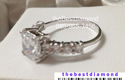 BR430RD++แหวนเพชรCZ รูปสี่เหลี่ยม มีบ่าข้างแบบทันสมัย ดูดี intrend มากๆๆ แบบออกมาจากร้านจิวเวลลี่เลย เพชรสวยวิ๊งๆ ใส่ติดนิ้วได้เลยค่ะ สวยสุดๆ