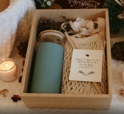 Gift Set (กระบอกแก้วใสหุ้มซิลิโคน ฝาไม้ รุ่น B-02 ขนาด 500 ml,กระเป๋าตาข่าย MJ รุ่น 01 ขนาด 37*33 ซม.) รหัสสินค้า: GS25010301T