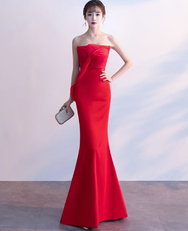 พร้อมเช่า ชุดเจ้าสาว/เพื่อนเจ้าสาว ราตรียาว แบบเกาะอก ทรงหางปลา สีแดง เรียบหรู แต่งผ้าแก้วช่วงอก กระโปรงผ้าซาติน ชายยาว (เชือกผูกหลัง)
