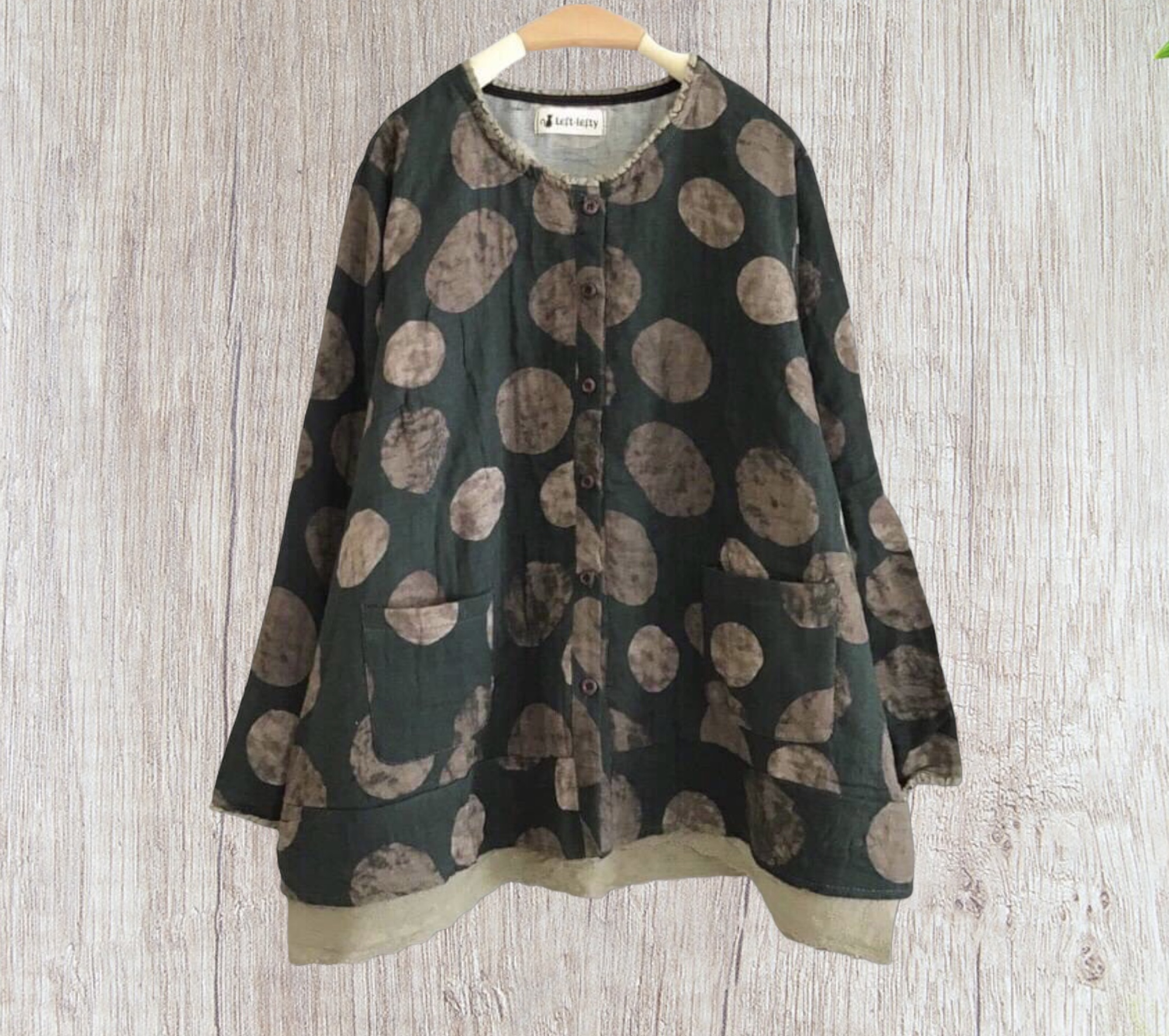 เสื้อผ้าป่านลายจุดแต่งกระเป๋า