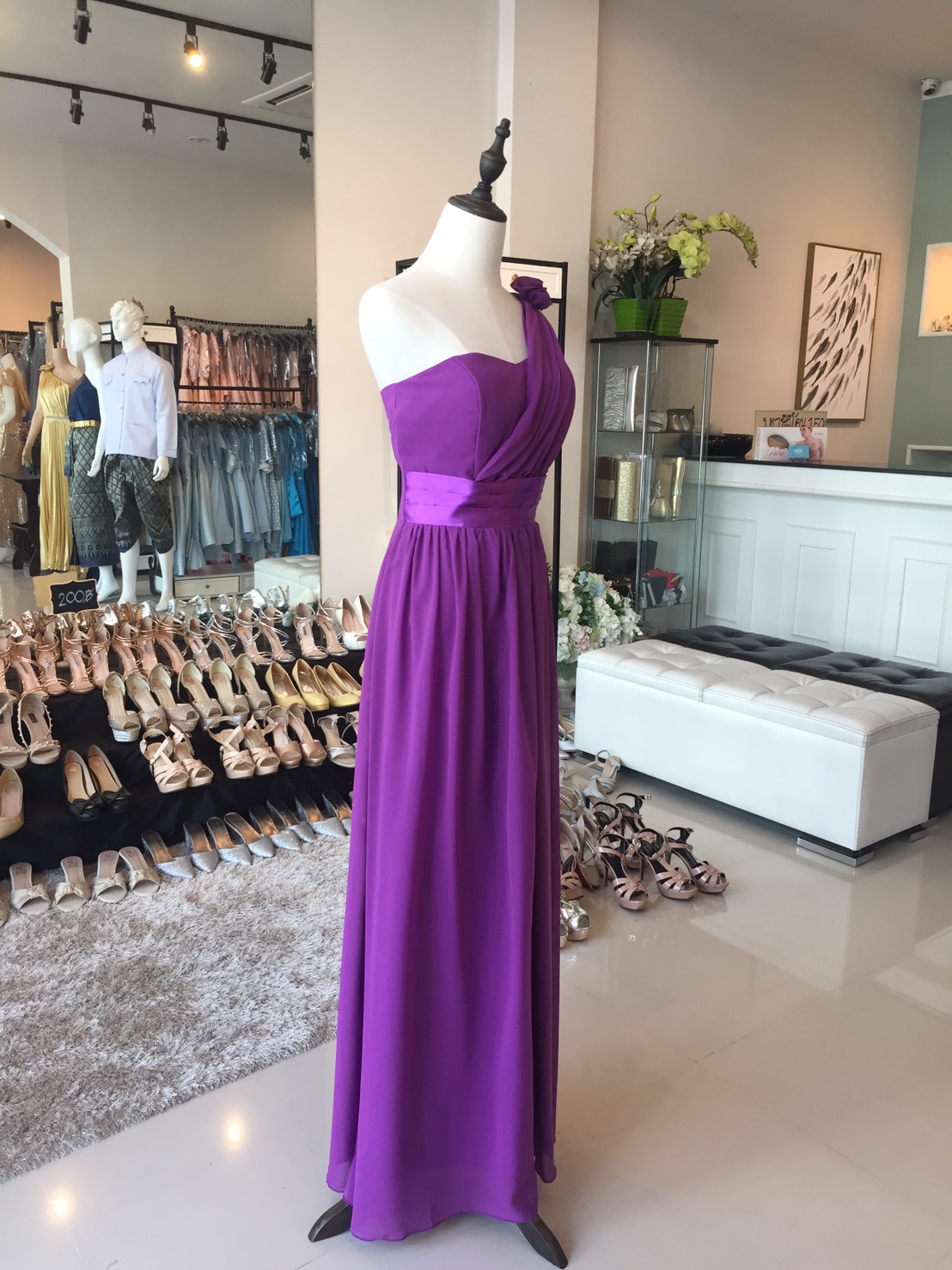 พร้อมเช่า ชุดราตรียาว เกาะอก ไหล่เดียว สี ม่วงเข้ม