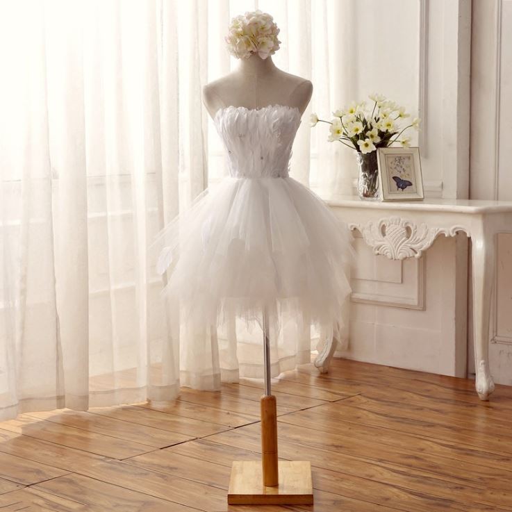 พร้อมเช่า ชุดแฟนซี ชุดราตรีสั้น สีขาว เกาะอก ขนนก กระโปรงระบายเป็นชั้น ๆ เชือกผูกหลัง