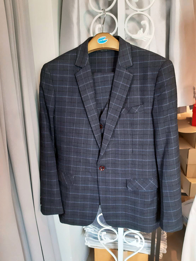 พร้อมเช่า ชุดสูทชาย สีกรมท่า ลายตาราง ทรงเข้ารูป Slim-cut พร้อมเสื้อกั๊ก